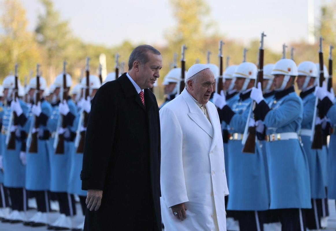 Recep-Tayyip-Erdogan-Papa-Ile-El-Ele-Kol-Kola-Resimleri-2.Jpg (1163×800)